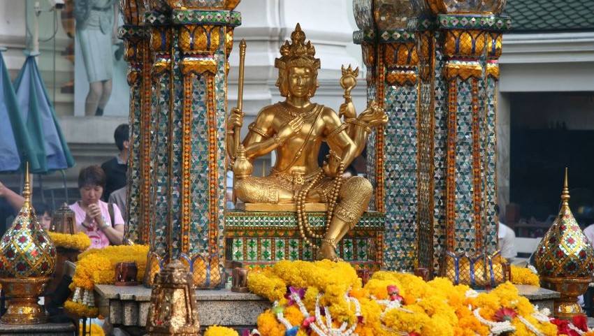 Ghé thăm và cúng bái trước tượng Thần Tứ Diện ở đền Erawan linh thiêng