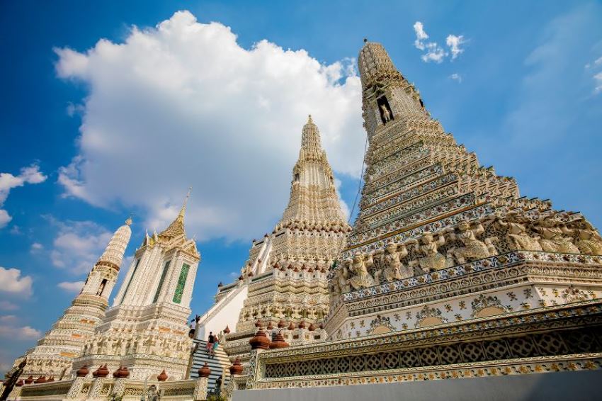 Chùa cổ Wat Arun được ốp sứ với kiến trúc độc đáo