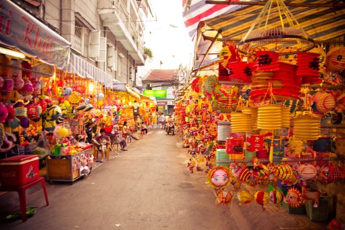 Còn đường bán đầy đèn lồng ở khu phố người Hoa