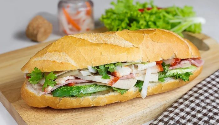 Bánh mì Sài Gòn là món ăn đường phố rất quen thuộc