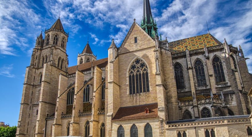 Kiến trúc Gothic của nhà thờ Dijon luôn thu hút mọi du khách