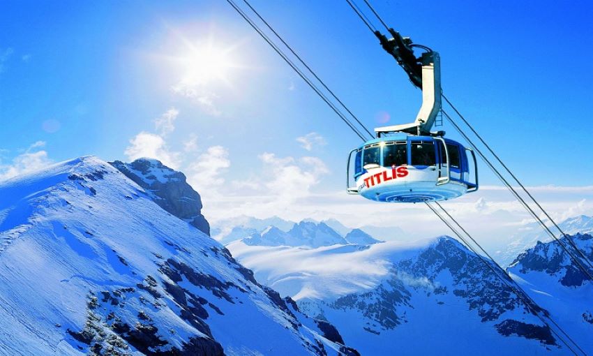 Cảnh đẹp mê hồn khi ngồi cáp treo nhìn ngắm núi tuyết Titlis