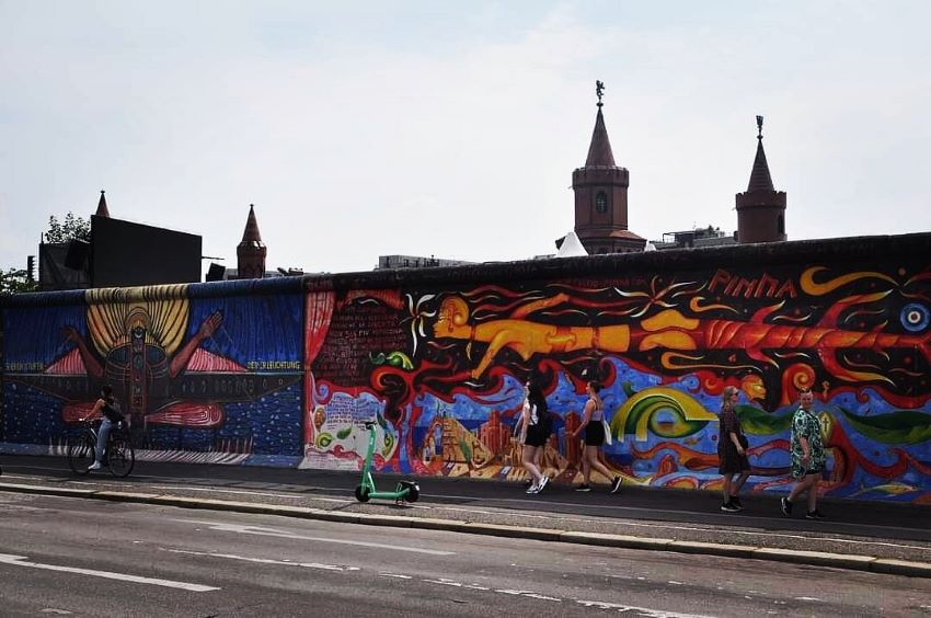 Một phần độc đáo của bức tường Berlin East Side Gallery