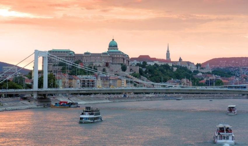 Ngồi du thuyền ngắm sông Danube xinh đẹp