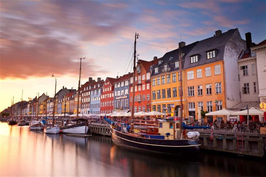Du ngoạn trên kênh Nyhavn để chiêm ngưỡng thành phố Copenhagen