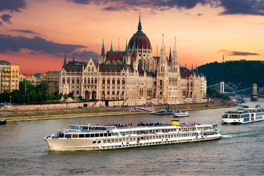 Ngồi du thuyền ngắm dòng sông Danube