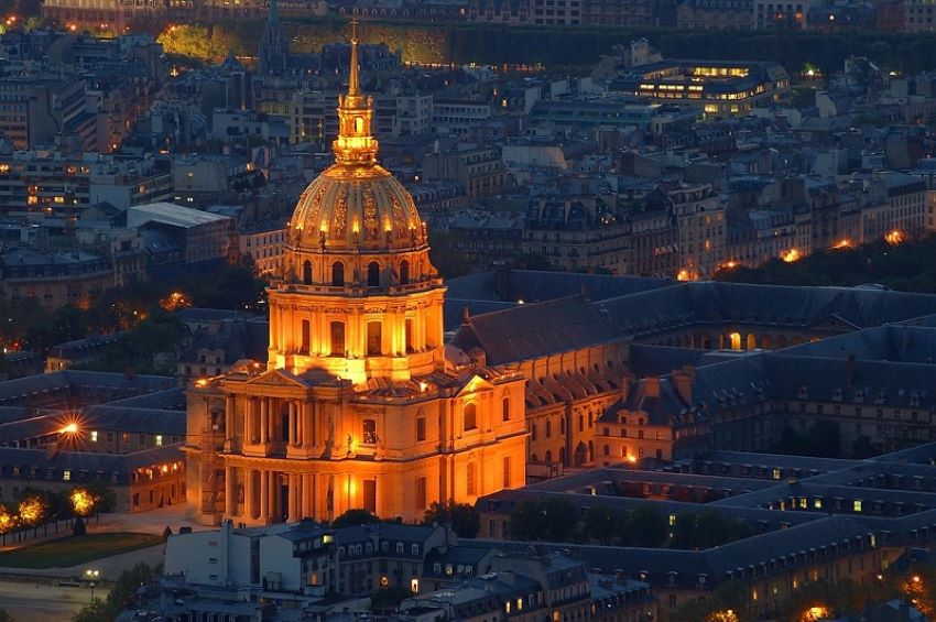 Điện Invalides có quy mô hơn 8000m2