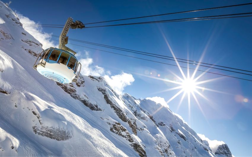 Ngắm núi tuyết Titlis ngoạn mục từ trên cáp treo