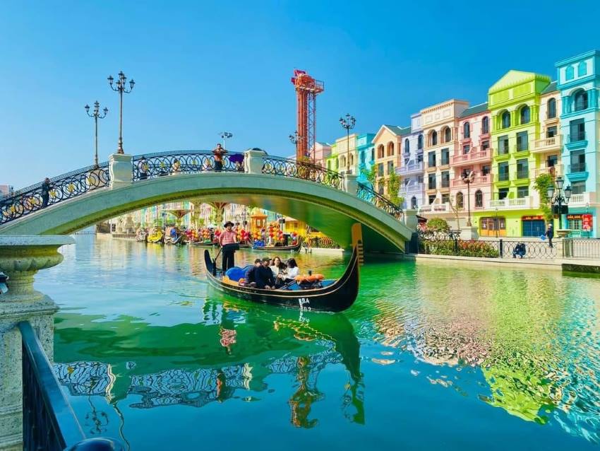 Ngồi thuyền gỗ Gondola dạo quanh kênh đào Venice