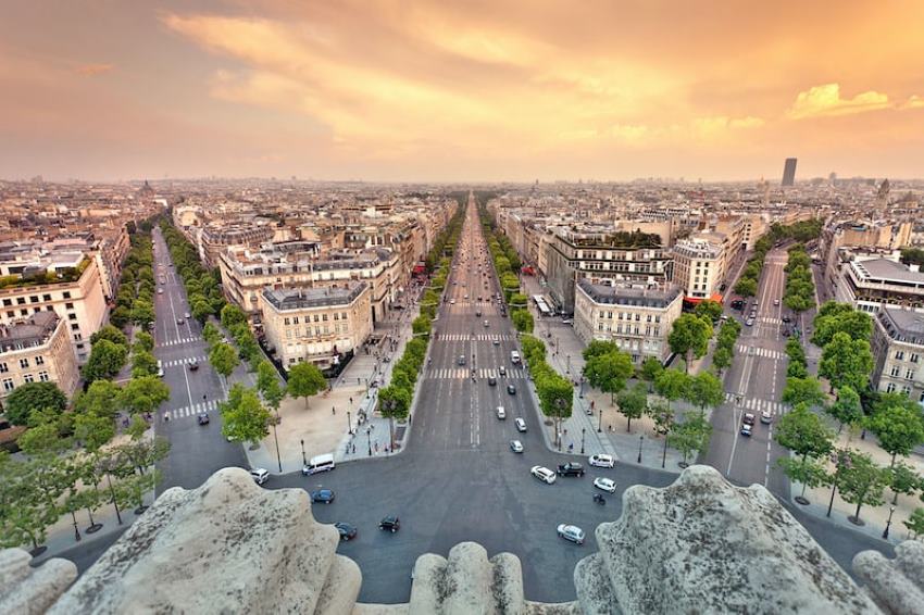 Đại lộ Champs Elysees là kiến trúc nổi tiếng ở Paris