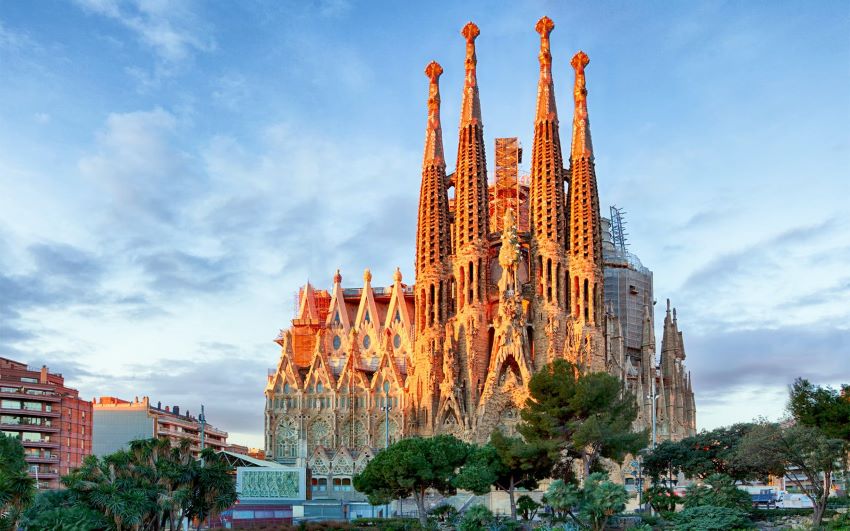 Nhà thờ Sagrada Familia có chiều cao tới 172m