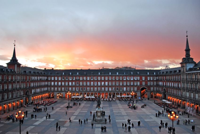 Quảng trường Plaza Mayor nổi tiếng bậc nhất ở Madrid