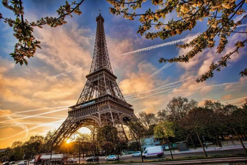 Check in Tháp Eiffel nổi tiếng