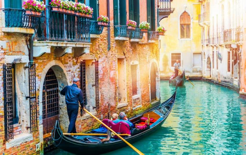 Dạo thuyền quanh thành phố Venice thơ mộng