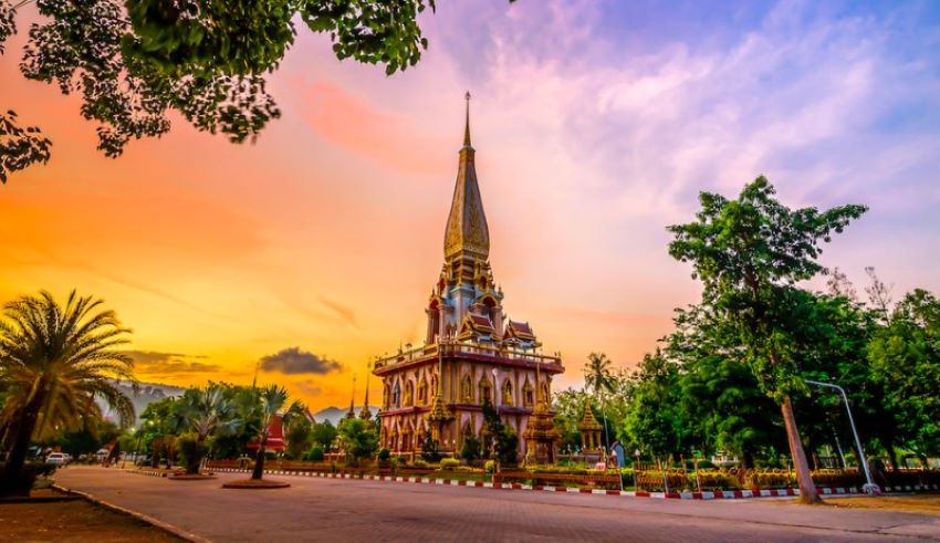 Ghé thăm đền Wat Chalong khi đến Phuket