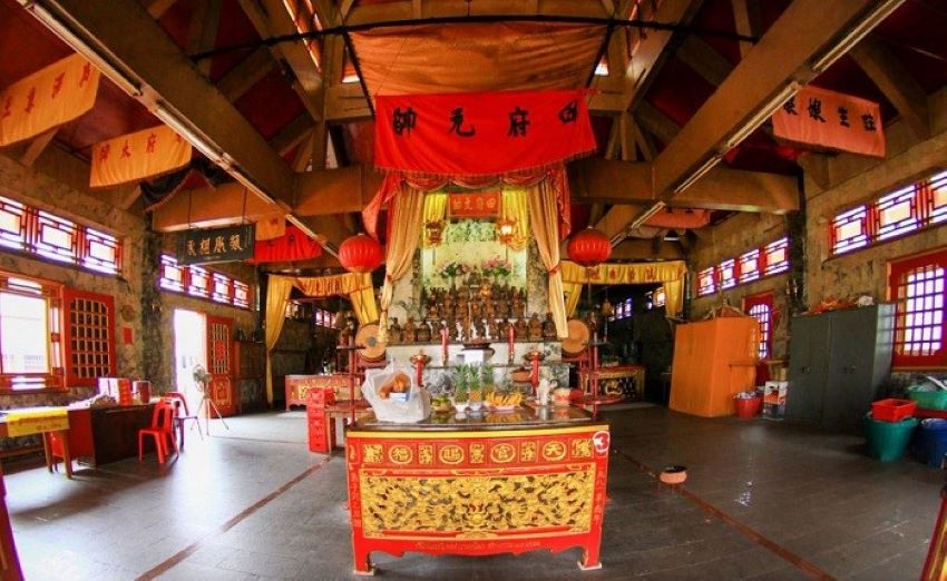 Kathu nổi tiếng là ngôi chùa linh thiêng với kiến trúc gỗ độc đáo