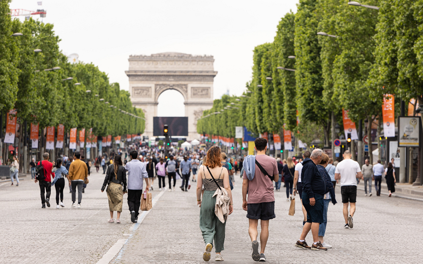 Champs-Élysées thu hút rất nhiều du khách đến tham quan