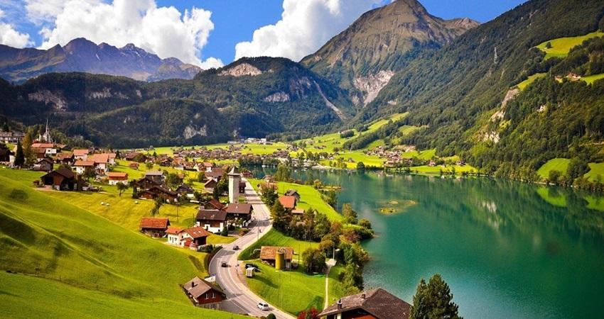 Mùa hè xanh mướt tại thị trấn Grindelwald thơ mộng