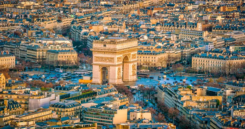 Khải Hoàn Môn đứng sừng sững tại giao lộ Place Charles de Gaulle