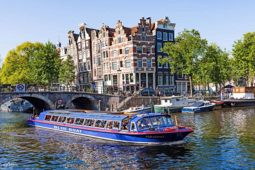 Ngồi thuyền trên kênh đào Amsterdam ngắm nhìn thành phố