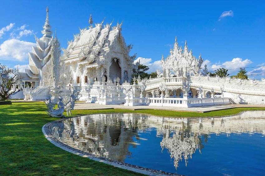 Kiến trúc siêu thực với màu trắng độc đáo của chùa Wat Rong Khun