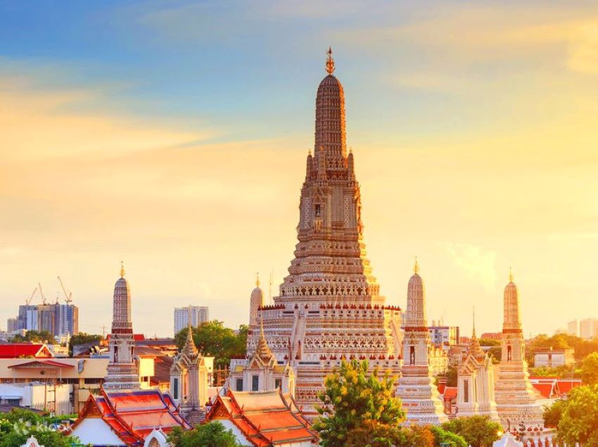 Chùa Wat Arun cổ kính, linh thiêng với kiến trúc dát sứ độc lạ