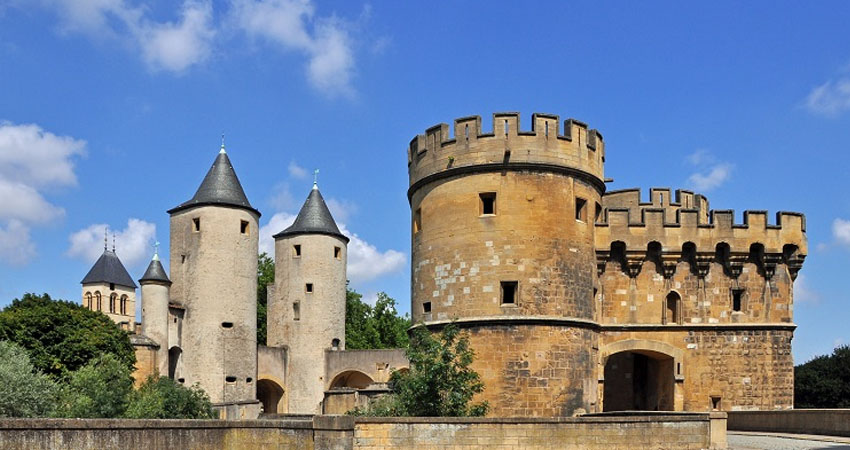 Thành Porte des Allemands là công trình kiến trúc quân sự nổi bật của Metz