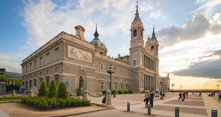 Nhà thờ La Almudena là tụ điểm check in không thể bỏ lỡ khi có dịp đến Tây Ban Nha