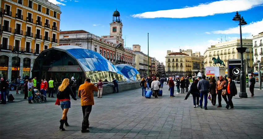  Du khách có thể tận hưởng không khí nhộn nhịp khi tham quan Puerta del Sol