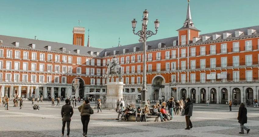 Quảng trường Plaza Mayor với kiến trúc cổ điển, không gian rộng lớn