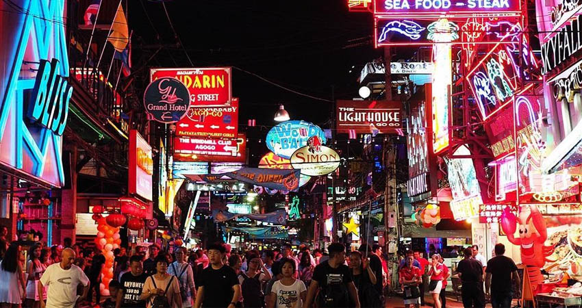 Vào buổi tối, Pattaya khoác lên mình một diện mạo đầy náo nhiệt