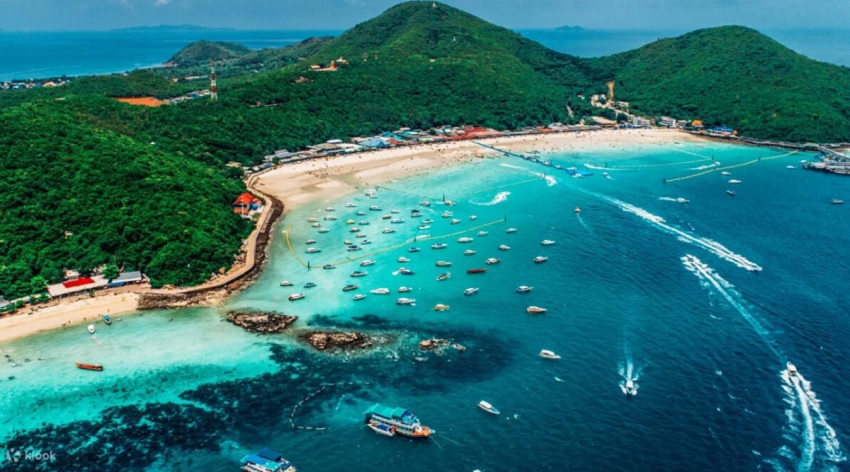 Đảo san hô với bờ biển trải dài và cát trắng mịn
