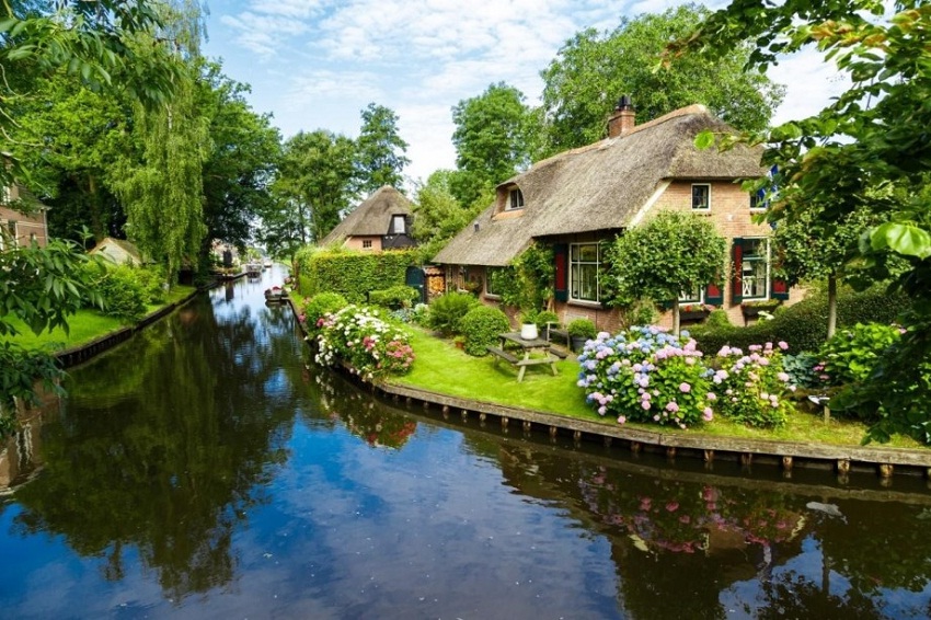 Khung cảnh thơ mộng tại làng Giethoorn như lạc vào thế giới cổ tích