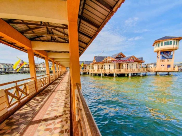 Kampong Ayer là khu làng nổi lớn nhất và độc đáo nhất ở Brunei