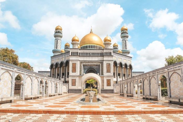 Jame Asr Hassanil Bolikah là nhà thờ Hồi giáo lớn nhất tại Đông Nam Á