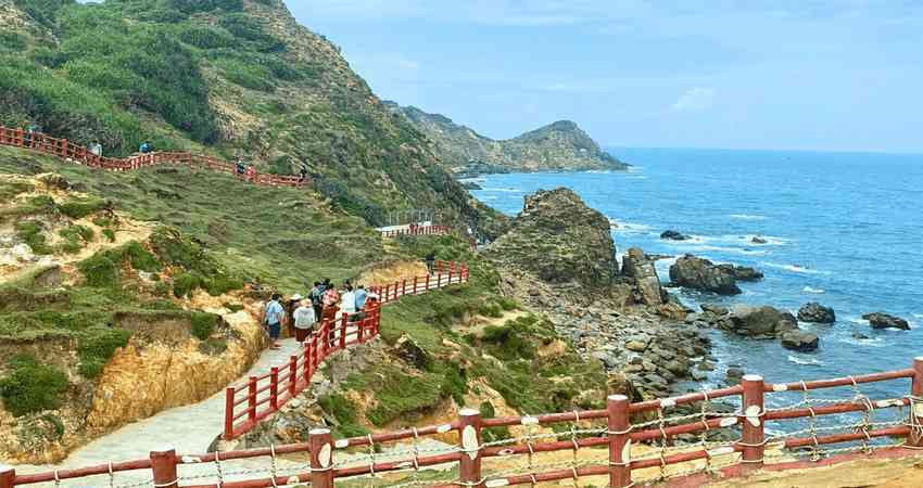 Vẻ hoang sơ nhưng cũng rất hùng vĩ tại Eo Gió