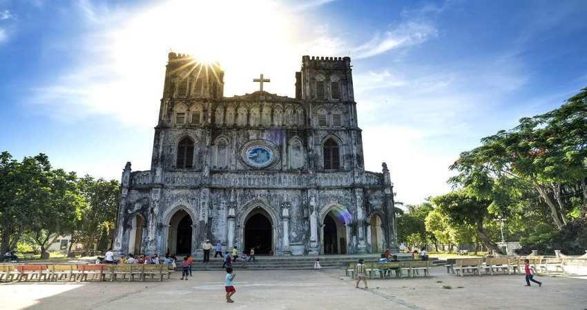 Tham quan nhà thờ kiến trúc Gothic cổ kính đậm chất Châu Âu