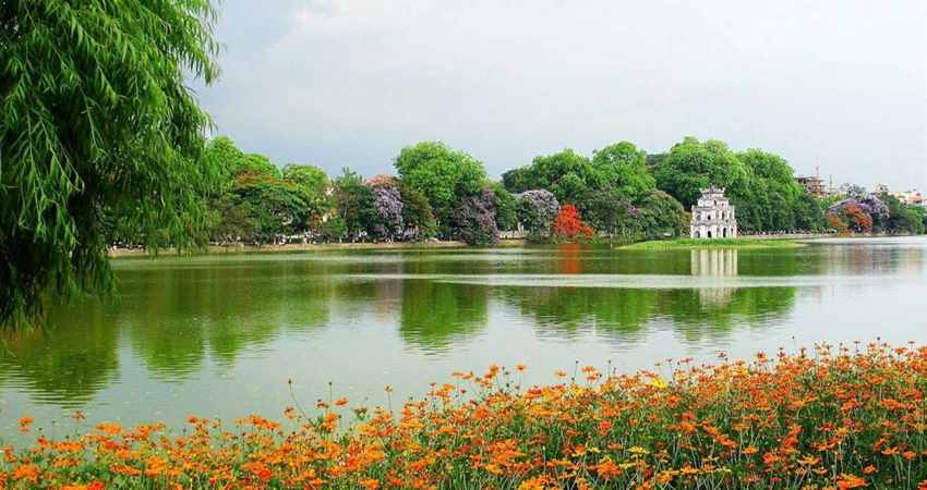 Hồ Gươm cổ kính giữa lòng thành phố Hà Nội