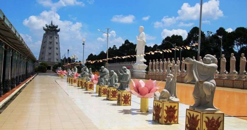 Chùa Đại Tòng Lâm có hàng ngàn bức tượng được bố trí khắp mọi nơi