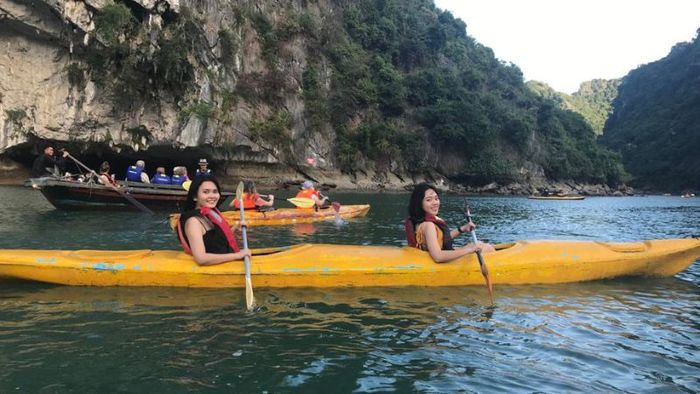 Thử sức chèo thuyền kayak tại vịnh Hạ Long