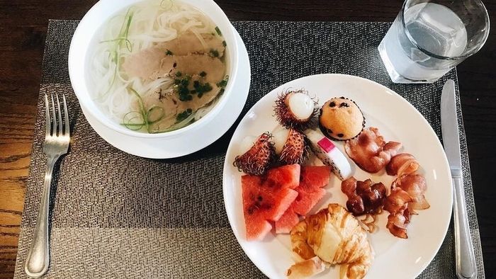 Buffet sáng trên du thuyền Mon Cheri