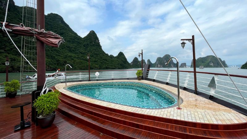 Bể sục jacuzzi ngoài trời ngắm cảnh Vịnh 