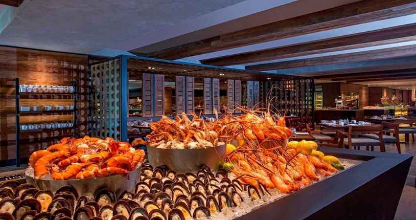 Bữa tiệc buffet với các loại hải sản tươi ngon khó cưỡng