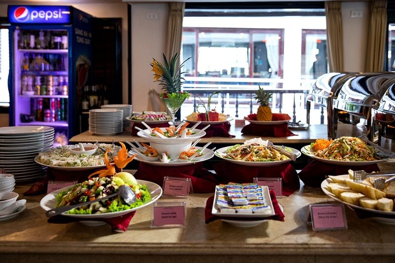 Buffet trên du thuyền alisa