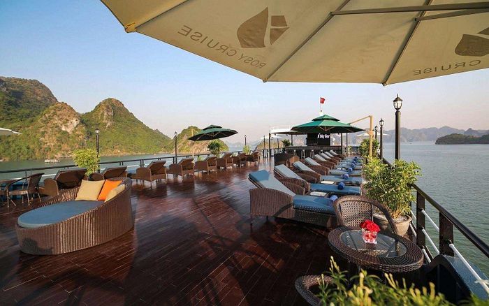 Khu vực sundeck trên du thuyền rosy