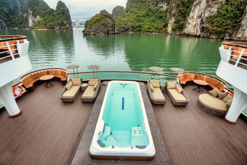 Bể sục jacuzzi ngoài trời lớn nhất vịnh Hạ Long (Ảnh: Sưu tầm)