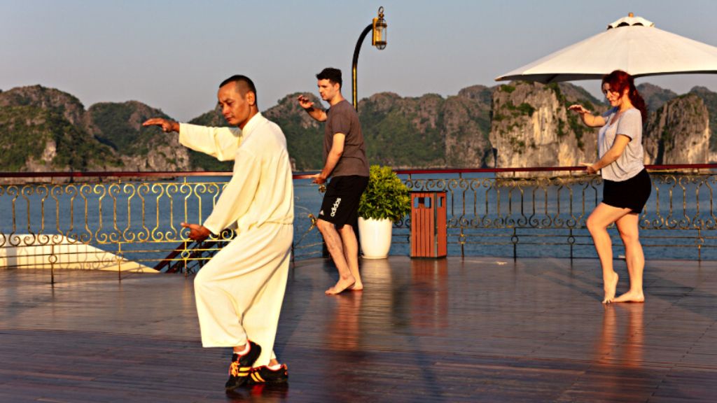 Tập taichi trên sundeck