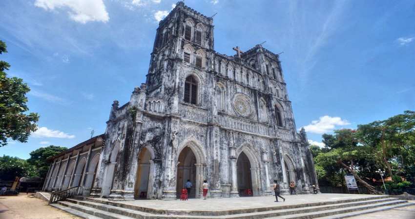 Kiến trúc Gothic Châu Âu nổi bật ở nhà thờ nhà thờ Mằng Lăng 
