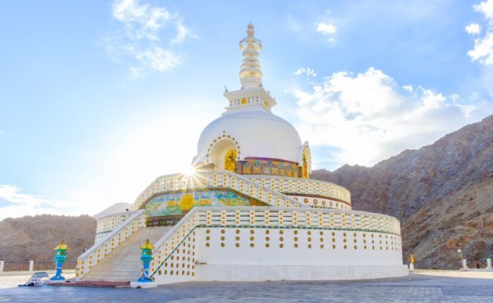 Tòa tháp Shanti Stupa nổi bật trên đồi cao với màu trắng tinh khôi