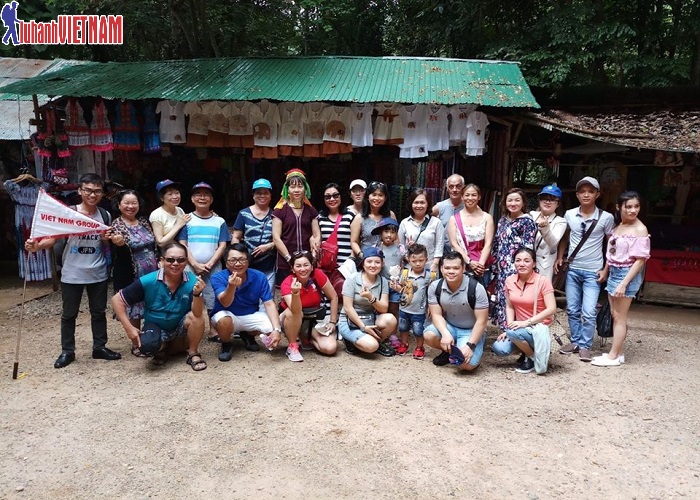 Đoàn du khách đến tham quan Làng Cổ dài (Long Neck Village)